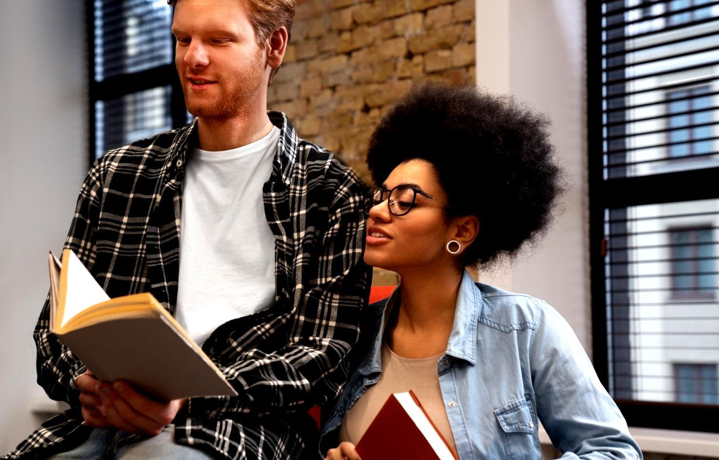 Espace de travail collaboratif avec écrans et matériel de développement